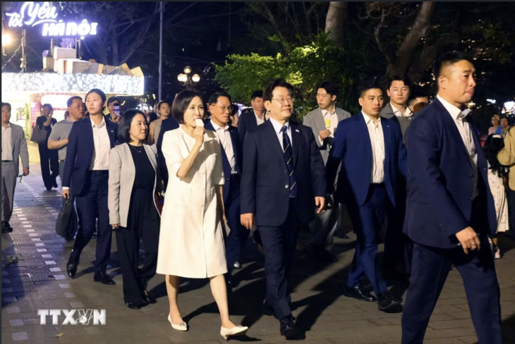 Cảnh vệ Việt Nam kể chuyện che ô giữa mưa, bảo vệ nguyên thủ dạo phố, ăn bún chả - Ảnh 4.