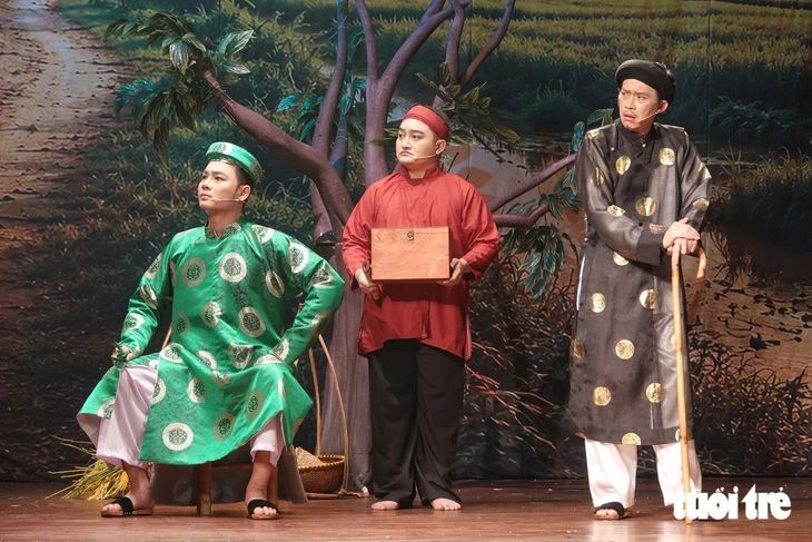 Hoài Linh ‘oanh tạc’ ở Nhà hát Trần Hữu Trang - Ảnh 1.