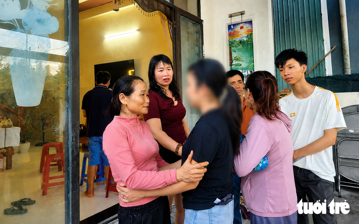 Điện giật chết 2 vợ chồng: Buổi trao, nhận lại tiền cọc đầy nước mắt - Ảnh 1.