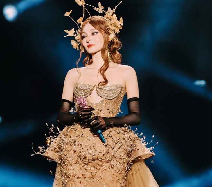 Trương Thiều Hàm diện đầm Phan Huy trên sân khấu Jiangsu Concert 2026 - Ảnh 1.