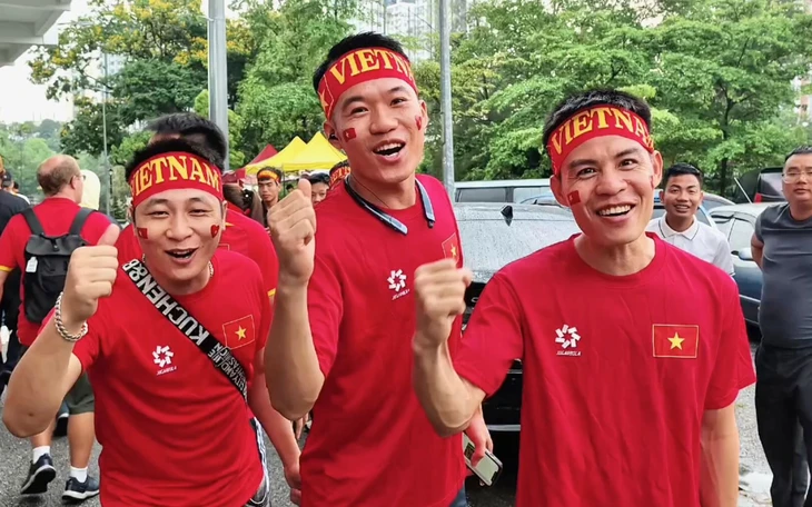 Cổ động viên TP . HCM đội mưa cổ vũ cho trận đấu Việt Nam Malaysia tại ASEAN Cup 2026 - Ảnh 11.