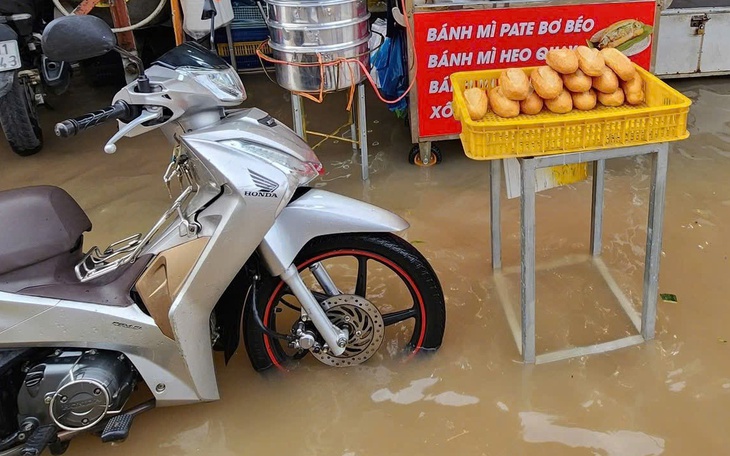 Dân bức xúc vì đường thi công dang dở, ngập nước, rác tồn đọng - Ảnh 2.