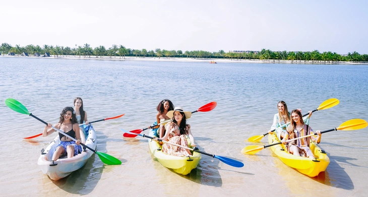 Người đẹp Miss World 2026 lội bùn, trồng cây trong rừng ngập mặn ở Đồ Sơn - Ảnh 9.