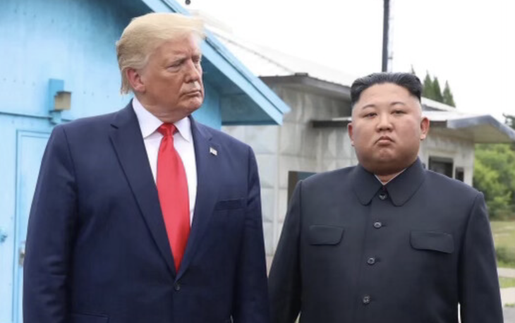 Ông Trump đăng ảnh chụp với ông Kim Jong Un, nói cả hai ‘có quan hệ tốt” - Ảnh 1.