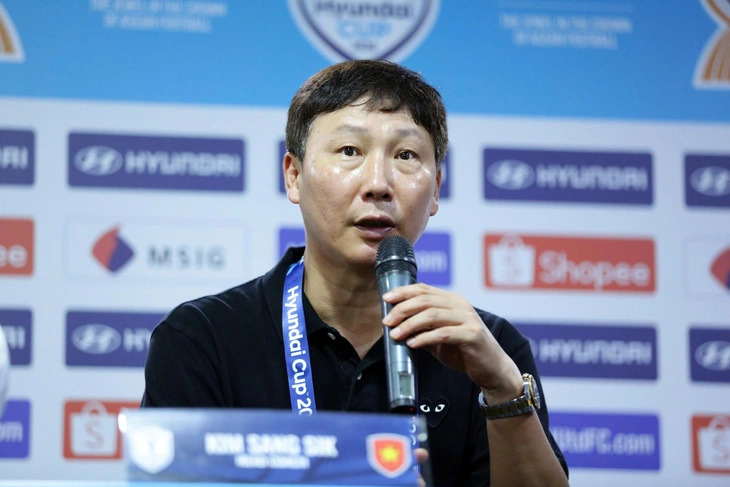 HLV Kim Sang Sik: Việt Nam chưa triển khai được lối chơi như kế hoạch - Ảnh 1.