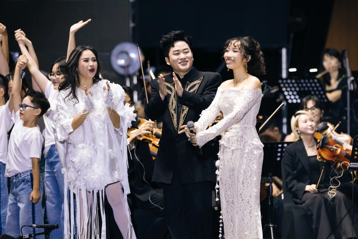 Ca sĩ Thanh Lam ngẫu hứng thể hiện bài hát trong vở cải lương Cây sầu riêng trổ bông - Ảnh 8.