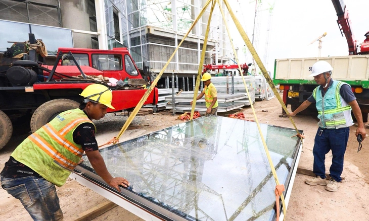Lắp 9.500 tấm kính cường lực cho nhà ga 'Phượng Hoàng Lửa' ở sân bay Phú Quốc - Ảnh 1.