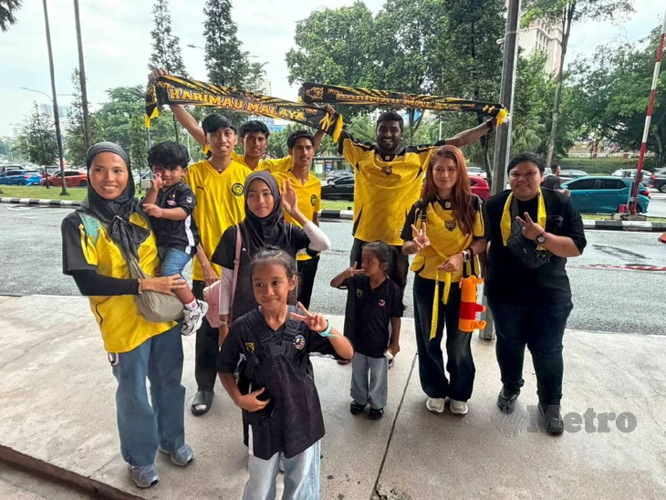 Báo chí Malaysia đau đầu thắc mắc, nhưng không phải về VAR hay trọng tài - Ảnh 1.