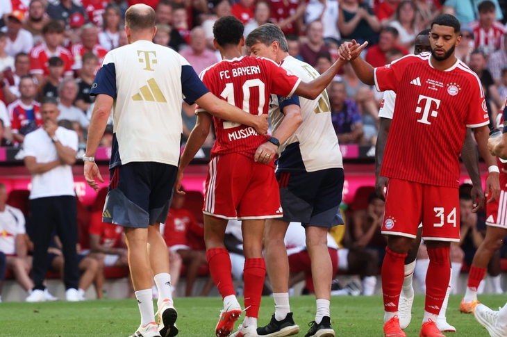 Sao Bayern Munich suýt xỉu trên sân vì nắng nóng - Ảnh 1.