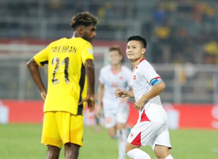 Video: Bàn phản lưới nhà ‘đẹp mắt’ của cầu thủ Malaysia - Ảnh 1.