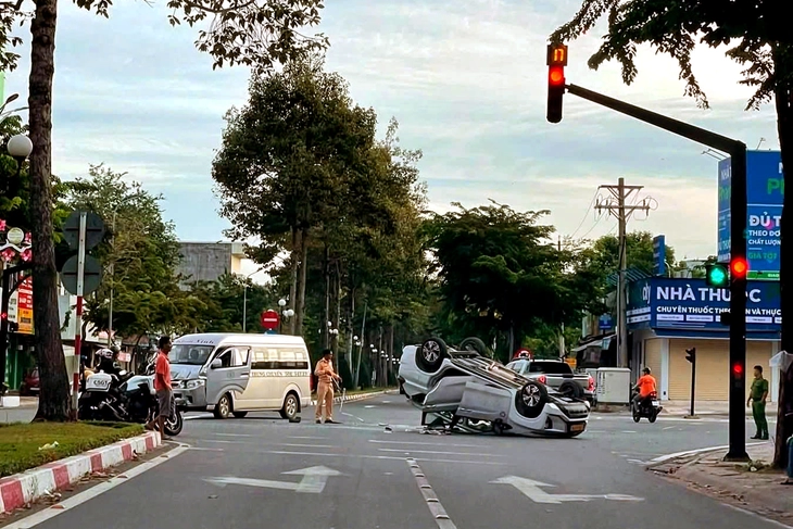 Hai ô tô húc nhau ở Bà Rịa, 5 người trong gia đình bị thương - Ảnh 1.