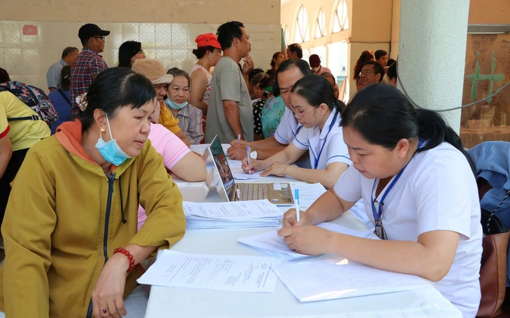 Phường Phú Định, TP.HCM tăng tốc 20 ngày đêm, tổ chức khám sức khỏe toàn dân tại khu dân cư, nhà trọ - Ảnh 3.