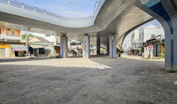 Dẹp quán nhậu dưới gầm cầu vượt Ngọc Hội ở Nha Trang - Ảnh 1.