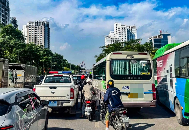 Ô tô lật ngửa sau vụ tông liên hoàn trên cầu Nhật Tân, hướng đi sân bay Nội Bài tắc dài - Ảnh 5.