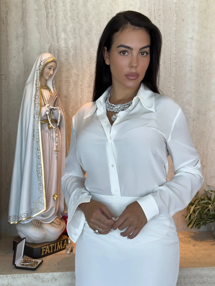 Viên kim cương 'to tổ bố' vợ Ronaldo đeo trong đám cưới bao tiền? - Ảnh 1.