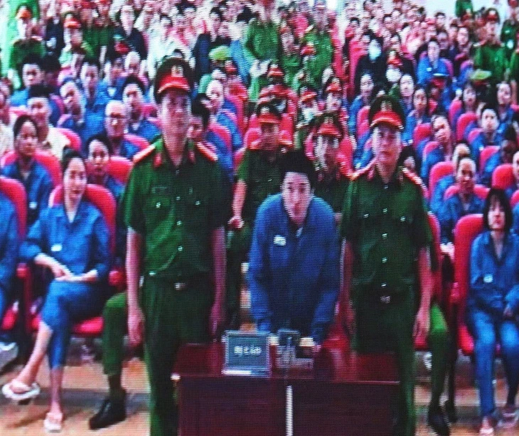 Hình ảnh ca sĩ Chi Dân tại tòa đang viral là sản phẩm của AI  - Ảnh 2.