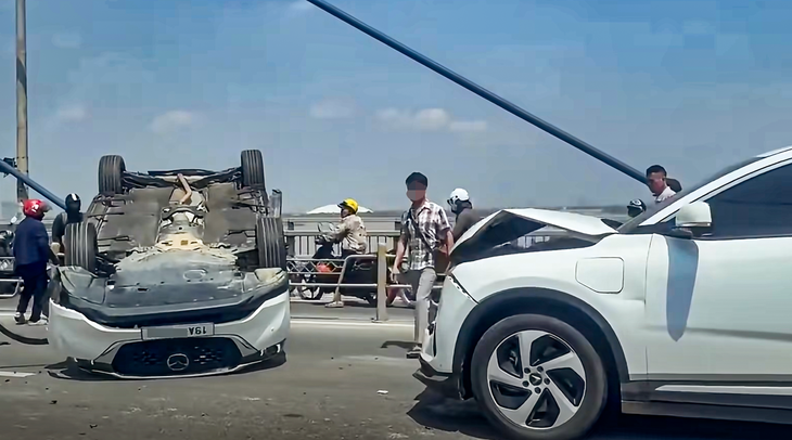 Ô tô lật ngửa sau vụ tông liên hoàn trên cầu Nhật Tân, hướng đi sân bay Nội Bài tắc dài - Ảnh 1.