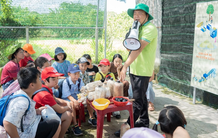 Trẻ em hào hứng làm nông dân nhí , trồng nấm và bắt cá tại TP . HCM - Ảnh 1.