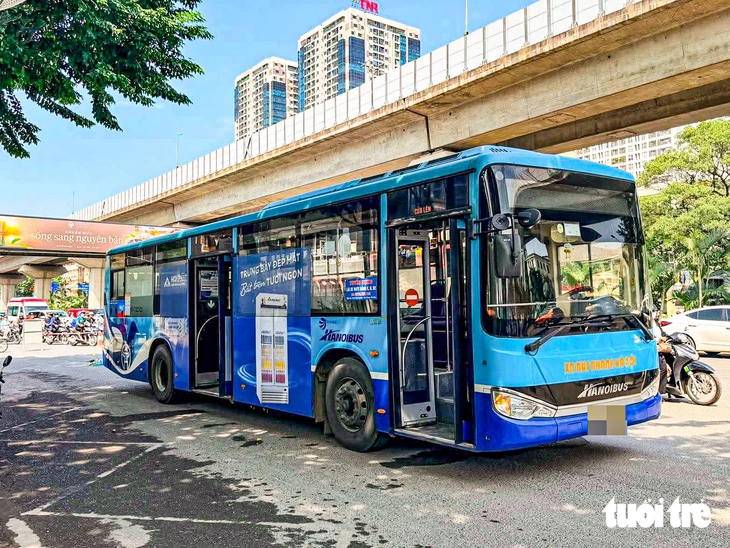 Xe buýt va chạm với xe máy làm 1 người tử vong, đường Nguyễn Trãi tắc dài sáng đầu tuần - Ảnh 1.