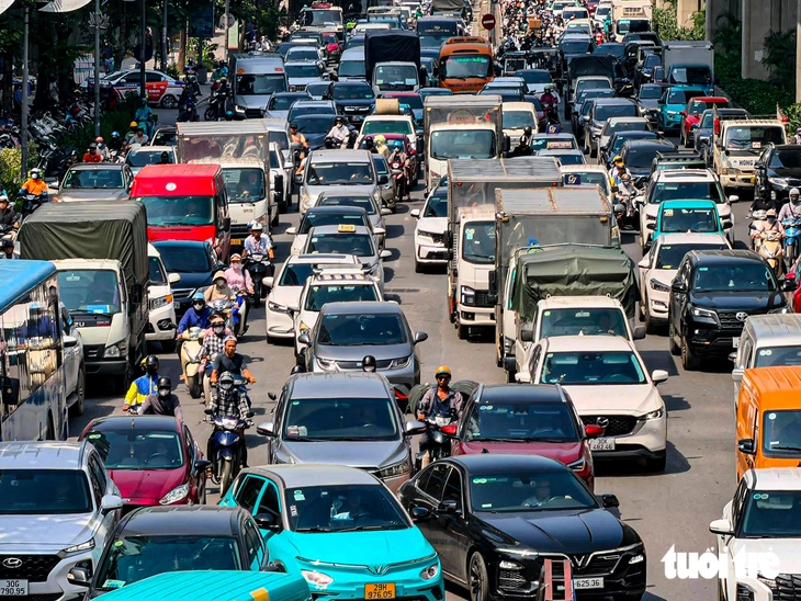 Xe buýt va chạm với xe máy làm 1 người tử vong, đường Nguyễn Trãi tắc dài sáng đầu tuần - Ảnh 2.