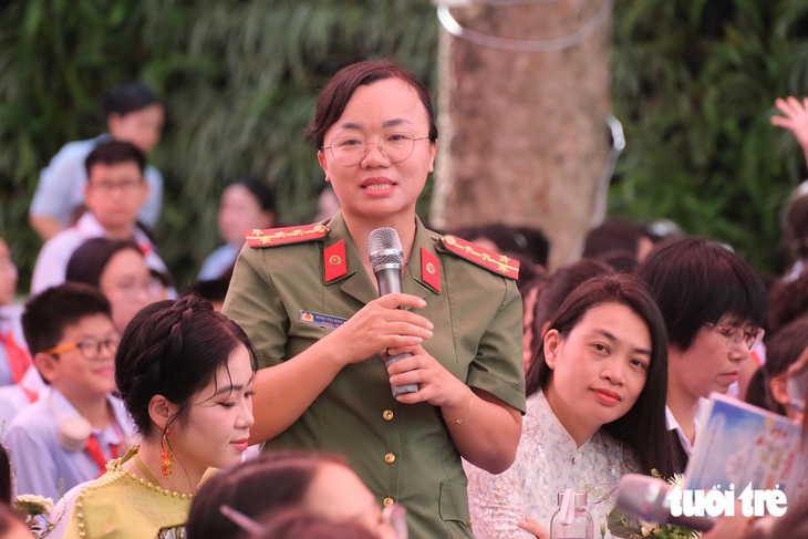 Hiệu trưởng hỏi 'các em có muốn trường cấm sử dụng điện thoại hay không', học sinh đồng thanh 'không' - Ảnh 2.
