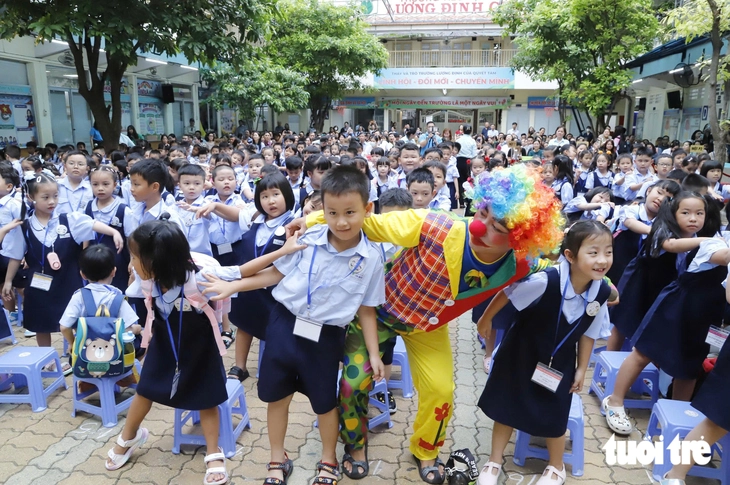 TP.HCM: Rộn ràng ngày tựu trường của học sinh lớp 1, sẵn sàng đón đầu xu hướng AI - Ảnh 3.