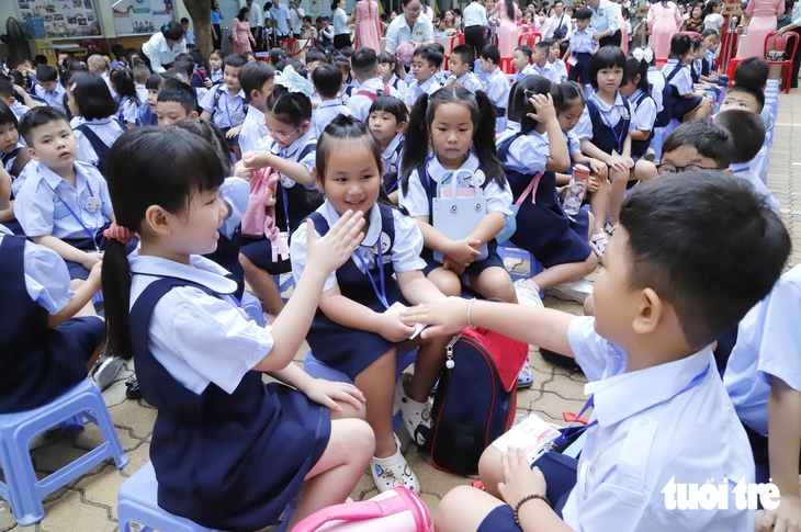 TP.HCM: Rộn ràng ngày tựu trường của học sinh lớp 1, sẵn sàng đón đầu xu hướng AI - Ảnh 4.