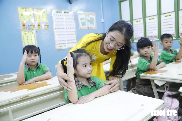 TP.HCM: Rộn ràng ngày tựu trường của học sinh lớp 1, sẵn sàng đón đầu xu hướng AI - Ảnh 6.