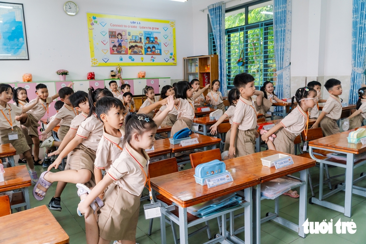TP.HCM: Rộn ràng ngày tựu trường của học sinh lớp 1, sẵn sàng đón đầu xu hướng AI - Ảnh 9.