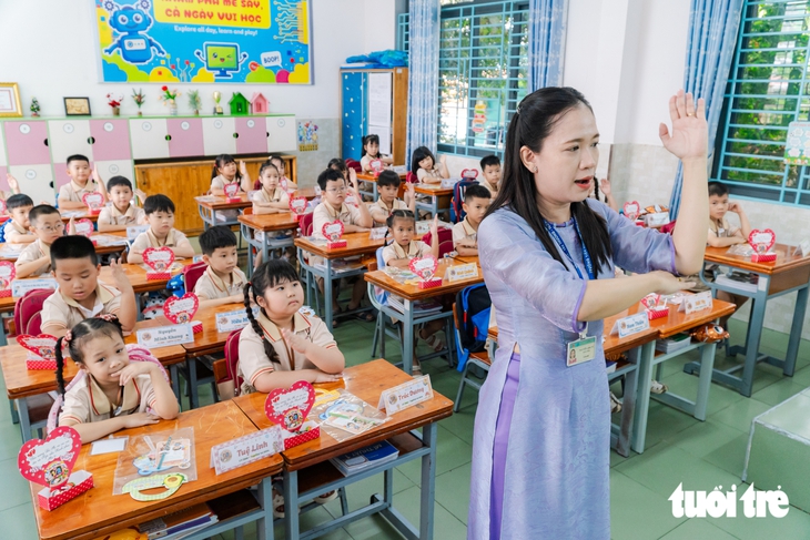 TP.HCM: Rộn ràng ngày tựu trường của học sinh lớp 1, sẵn sàng đón đầu xu hướng AI - Ảnh 11.