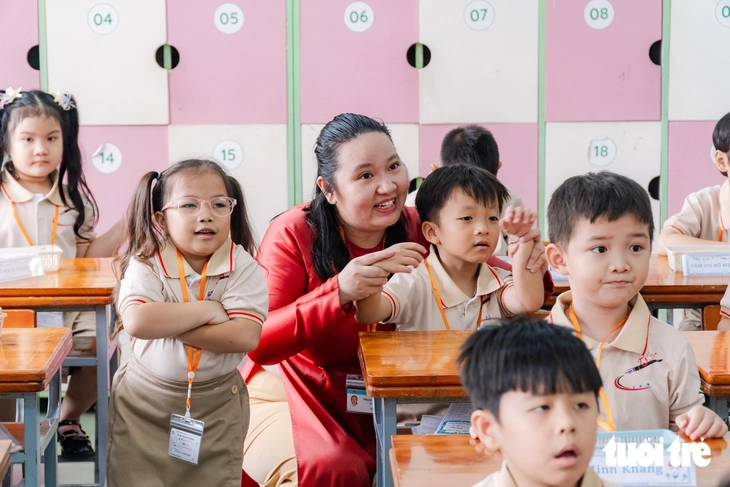 TP.HCM: Rộn ràng ngày tựu trường của học sinh lớp 1, sẵn sàng đón đầu xu hướng AI - Ảnh 12.