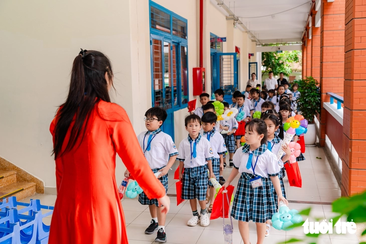 TP.HCM: Rộn ràng ngày tựu trường của học sinh lớp 1, sẵn sàng đón đầu xu hướng AI - Ảnh 7.