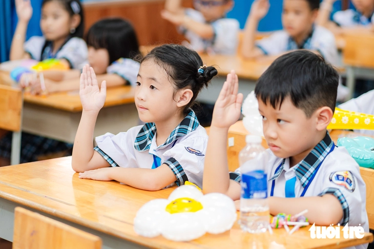 TP.HCM: Rộn ràng ngày tựu trường của học sinh lớp 1, sẵn sàng đón đầu xu hướng AI - Ảnh 8.