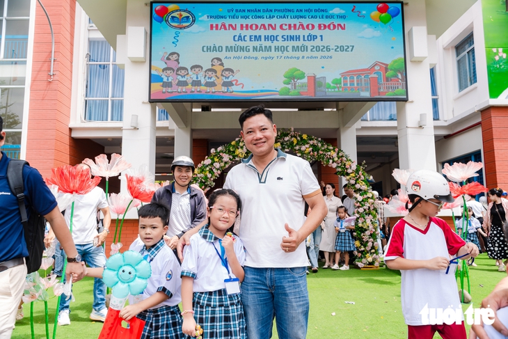 TP.HCM: Rộn ràng ngày tựu trường của học sinh lớp 1, sẵn sàng đón đầu xu hướng AI - Ảnh 17.