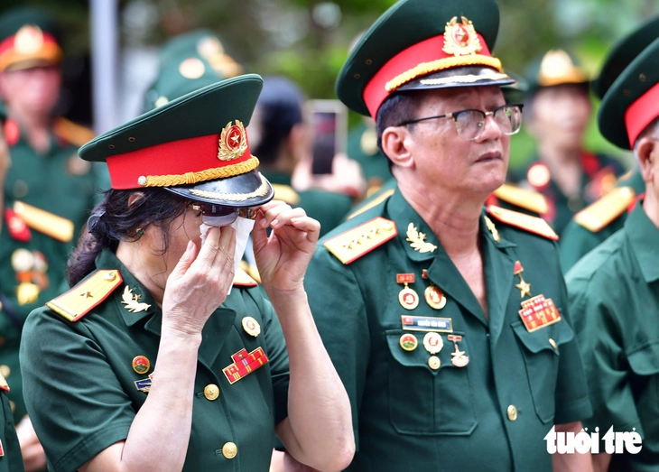 Cựu chiến binh Trường Sơn xúc động tại công viên Lê Thị Riêng: 'Đón anh về mà dòng lệ trào dâng' - Ảnh 3.