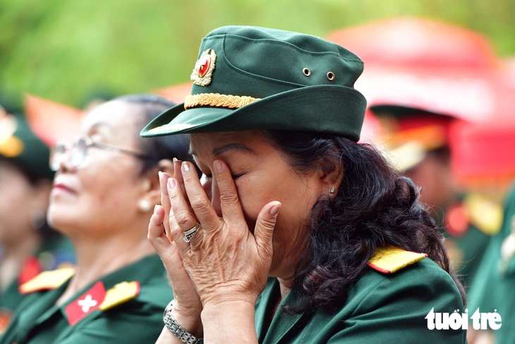 Cựu chiến binh Trường Sơn xúc động tại công viên Lê Thị Riêng: 'Đón anh về mà dòng lệ trào dâng' - Ảnh 4.