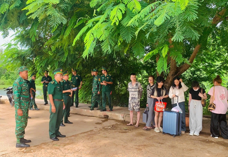 Tiếp nhận 15 công dân Việt Nam do Campuchia trao trả - Ảnh 1.