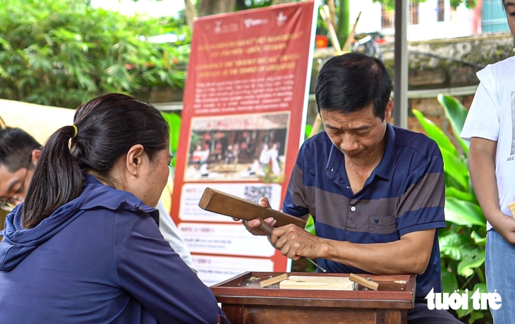 Khách Tây thử làm thợ mộc tại Văn miếu Quốc Tử Giám - Ảnh 8.
