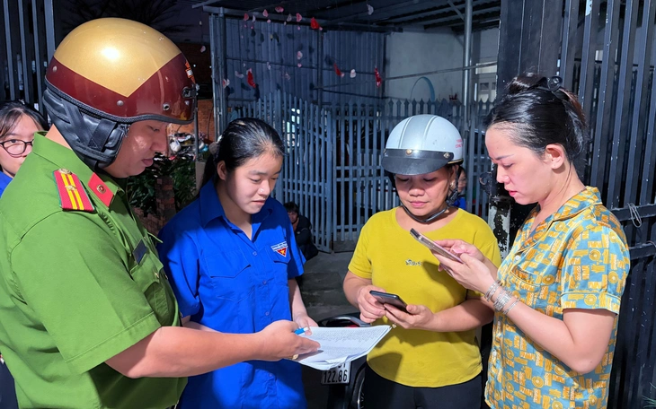 Tuổi trẻ TP.HCM hòa cùng tháng Tám lịch sử về nguồn, tuyến hẻm xanh và sẻ chia giọt máu hồng - Ảnh 8.