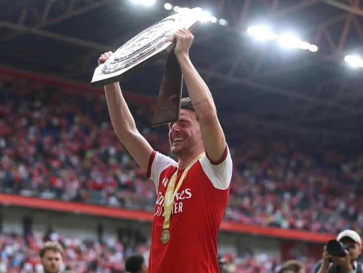 Declan Rice gặp sự cố đau mà vui khi ăn mừng Siêu cúp Anh - Ảnh 1.