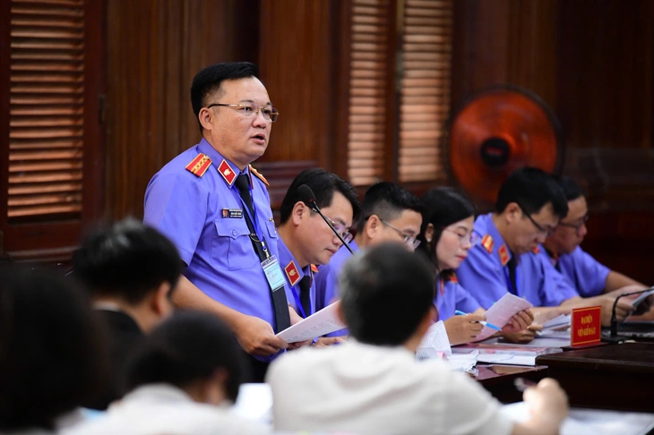 Hình ảnh ca sĩ Chi Dân, 'cô tiên từ thiện' Trúc Phương sau hơn 20 tháng bị tạm giam - Ảnh 4.