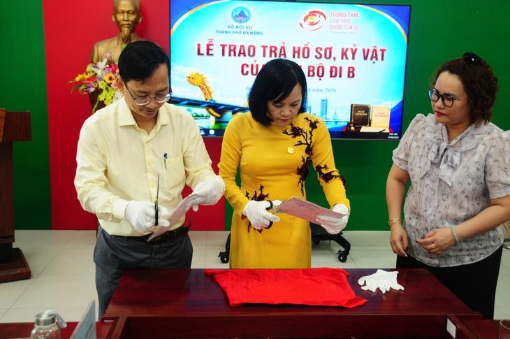 Nhẫn vàng, thư tay, học bạ… của cán bộ đi B được trả lại thân nhân Đà Nẵng trong bùi ngùi sau 60 năm - Ảnh 1.