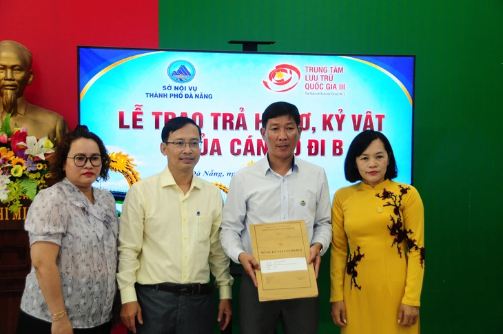 Ngoài nhẫn vàng được trả lại, nhiều thân bất ngờ khi đọc thông tin trong kỷ vật đi B của người thân - Ảnh 4.