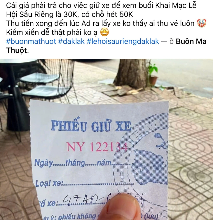 Lập 'đường dây nóng' phản ánh giá giữ xe 'cắt cổ' tại lễ hội sầu riêng - Ảnh 1.