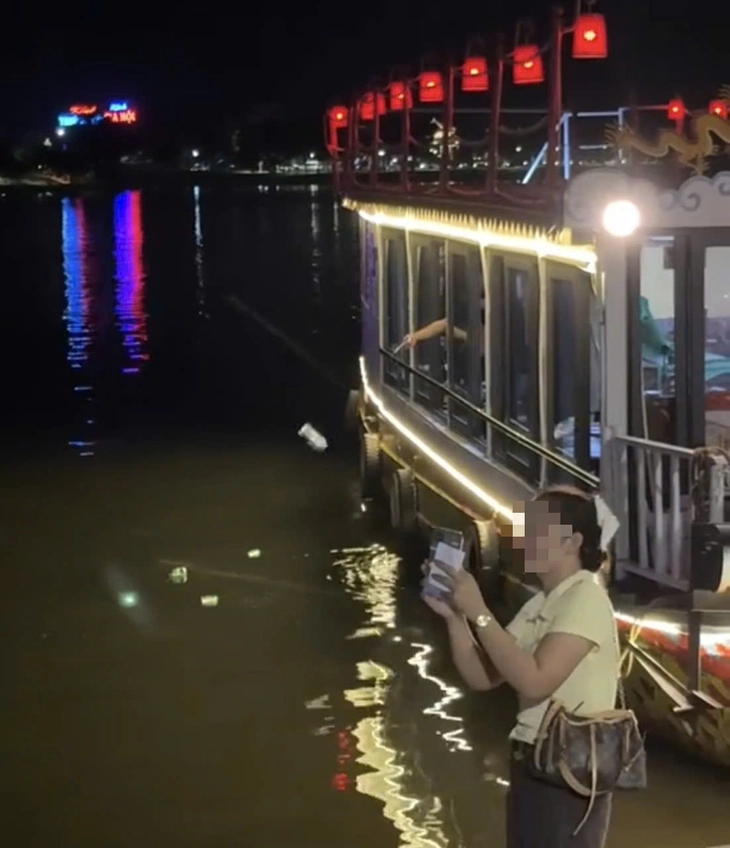Xử lý chủ thuyền rồng để nhân viên ném vỏ lon bia, rác xuống sông Hương - Ảnh 2.