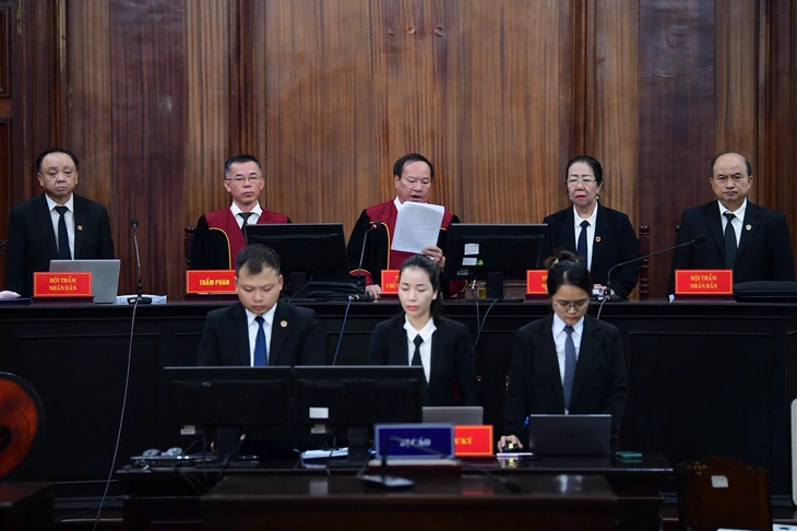 Hình ảnh ca sĩ Chi Dân, 'cô tiên từ thiện' Trúc Phương sau hơn 20 tháng bị tạm giam - Ảnh 3.