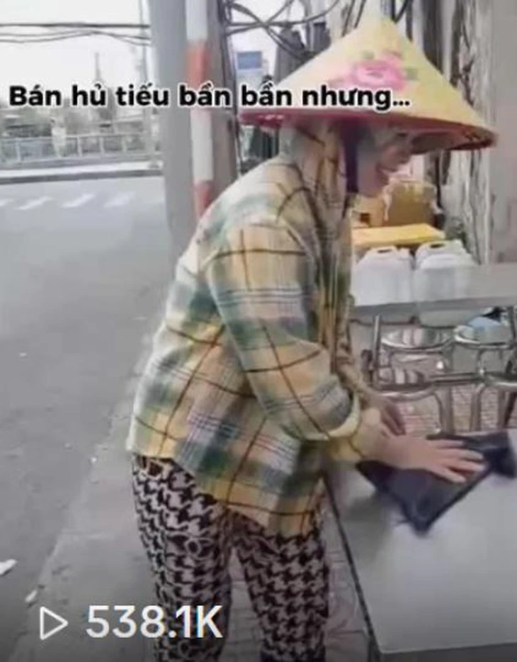 Bà chủ quán hủ tiếu Sa Đéc khiến dân mạng đồng loạt vào 'xin vía' - Ảnh 2.