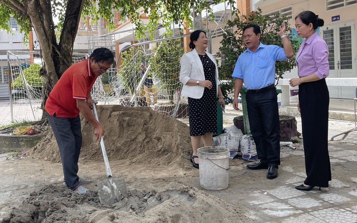 Phụ huynh la làng mua sách giáo khoa như…. 'kiếm vàng' - Ảnh 4.