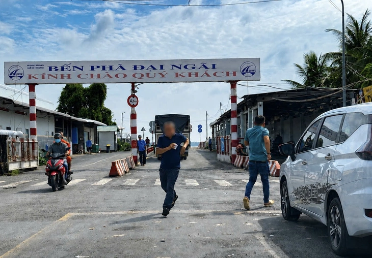 Vì sao cụm phà Đại Ngãi chưa thay đổi cách bán vé để tài xế bớt khổ? - Ảnh 1.