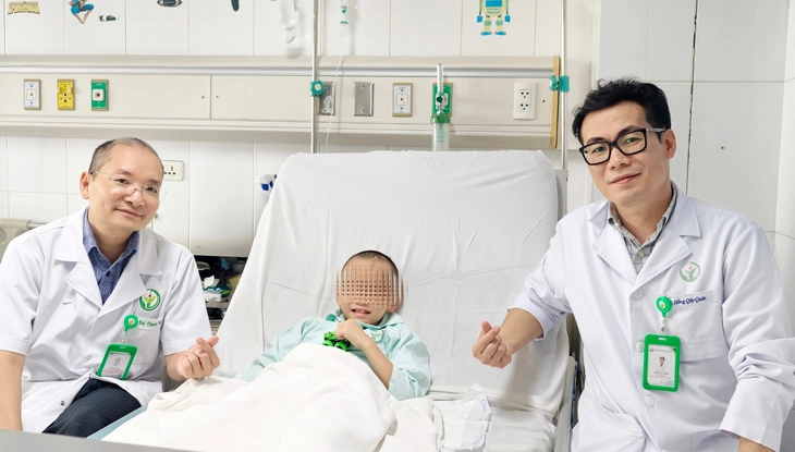 Cứu sống bé trai 6 tuổi bị cọc rào sắt đâm xuyên thấu vùng bụng - tầng sinh môn - Ảnh 2.